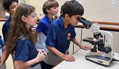 Estudantes do 4° ano visitam Laboratório do Colégio Sete para aula de Microbiologia 