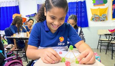 Matemática com mão na massa: Estudantes constroem sólidos geométricos utilizando jujubas