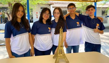 Estudantes recriam a Torre Eiffel em projeto artístico interdisciplinar