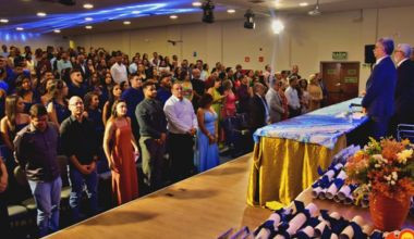 Formandos do ensino médio vivem noite de emoção na cerimônia de conclusão